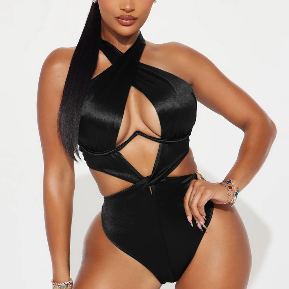 Underwire Twist One Piece Bathingsuit